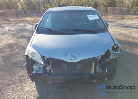 2014 Toyota Sienna Xle V6 8 Passenger z USA, uszkodzony, nr VIN 5TDYK3DC5ES451710